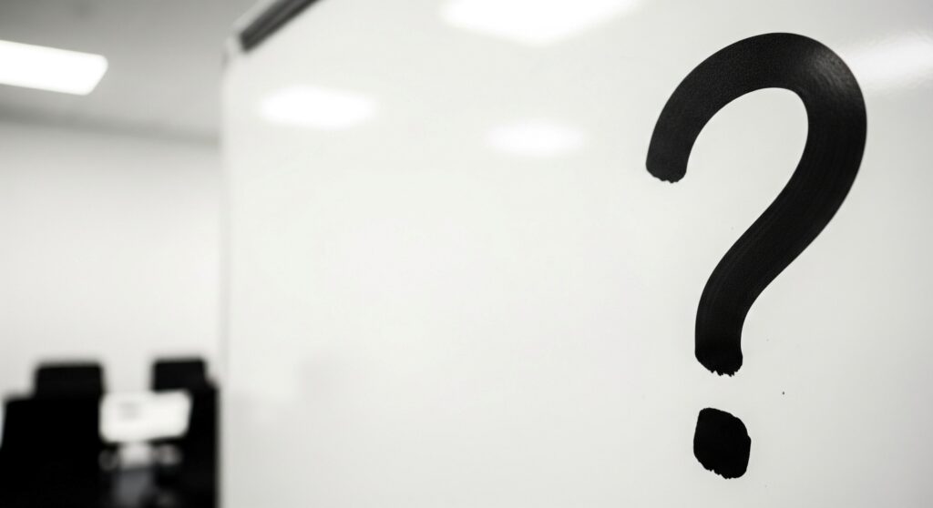 会議室のホワイトボードに書かれたクエスチョンマークとコピースペース ビジネスの課題と解決